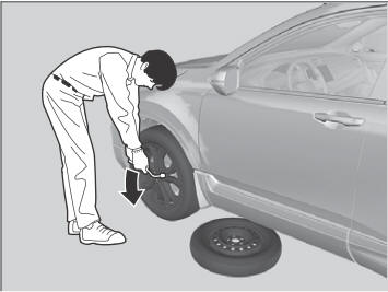 Honda CR-V. Changing a Flat Tire. Getting Ready to Replace the Flat Tire